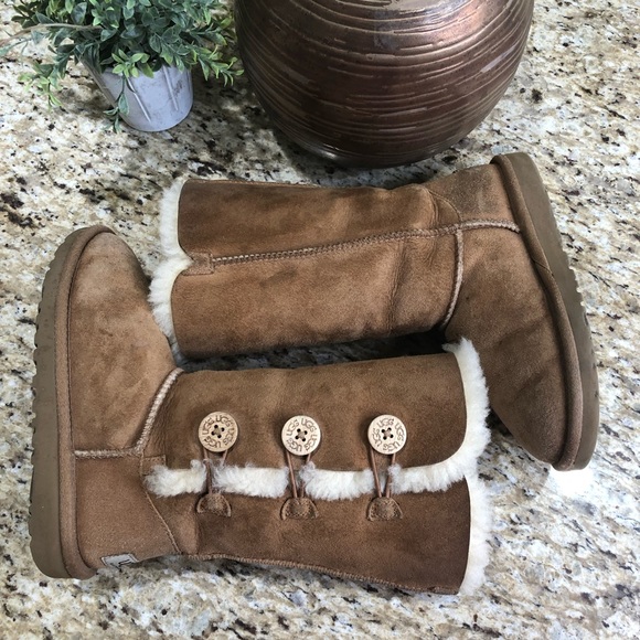 Ugg Australia Bailey Button Triplet Youth Round Toe Suede Tan Winter Boot 2 - Picture 4 of 10